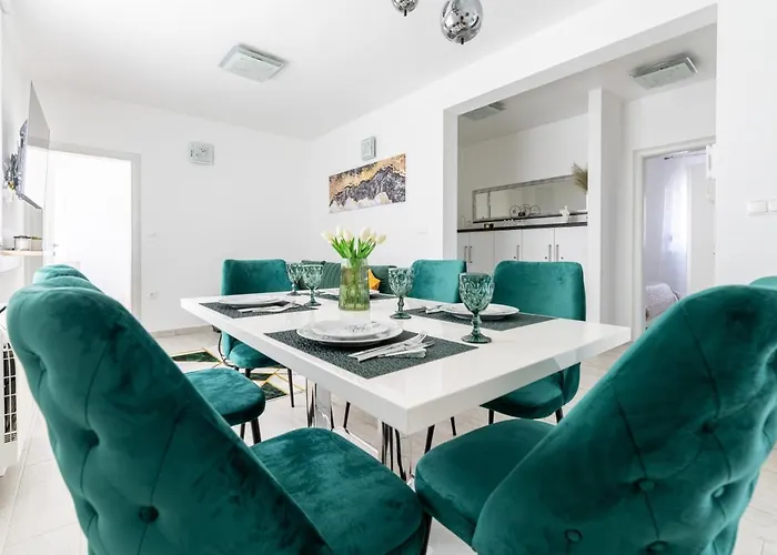 Silver Luxury Apartment *