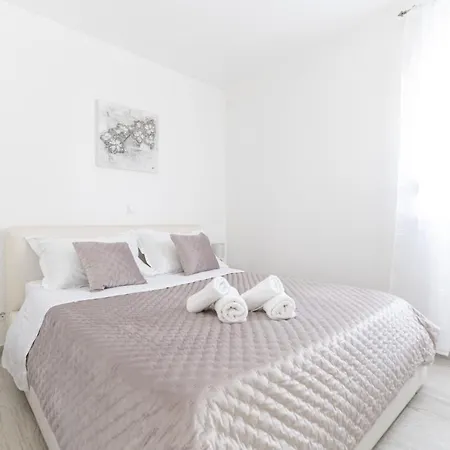 Silver Luxury Apartment Apartment